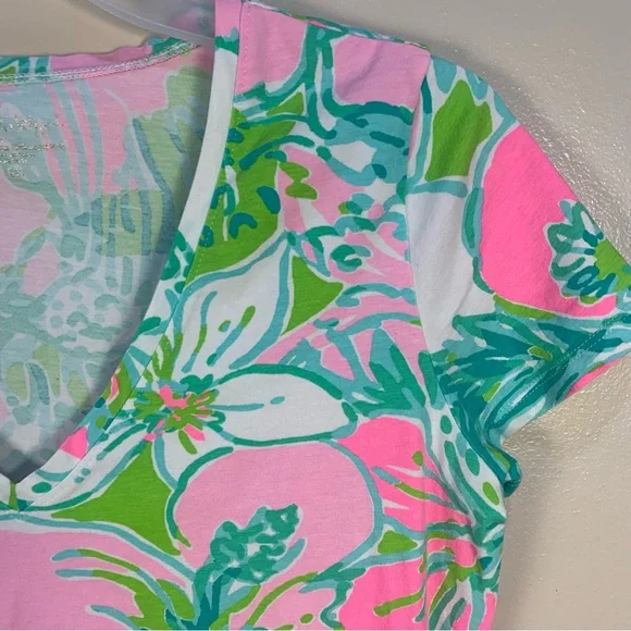 Lily Pulitzer Michele Flamingo Don’t Give a Cluck Pink Print V Neck T Shirt - Picture 12 of 12